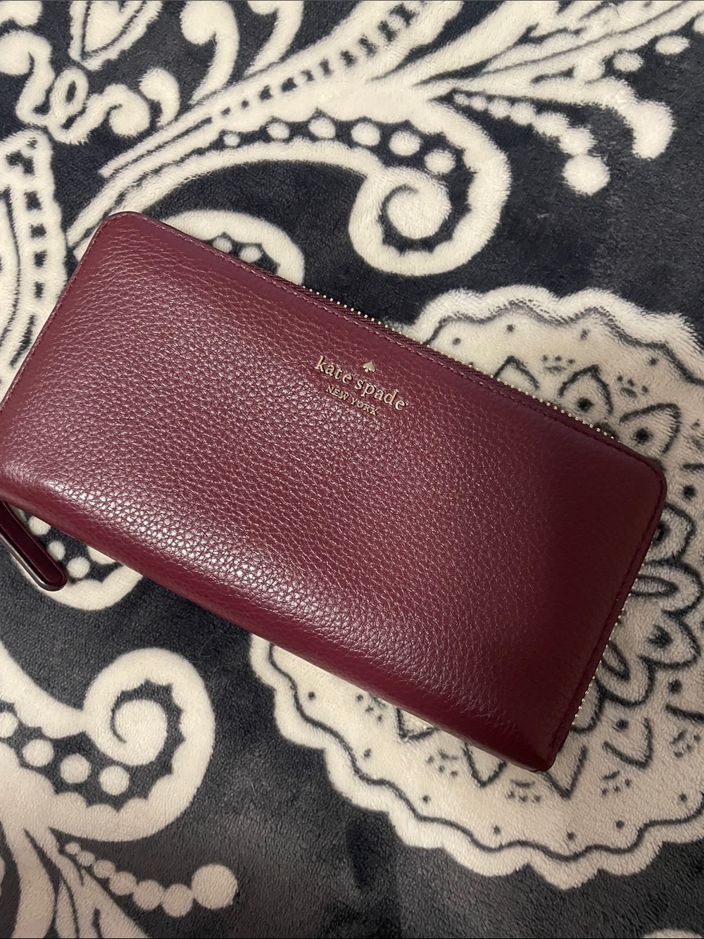 kate spade Pebble Leather Zip Wallet in Wine